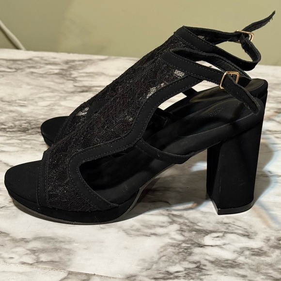 Chic Black Chunky Heel Sandals with Crisscross Straps - Picture 1 of 5